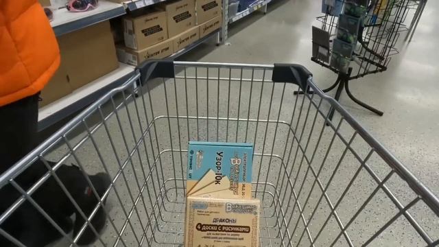 Купили для Абдугани нужный подарок. Покупки из разных магазинов.