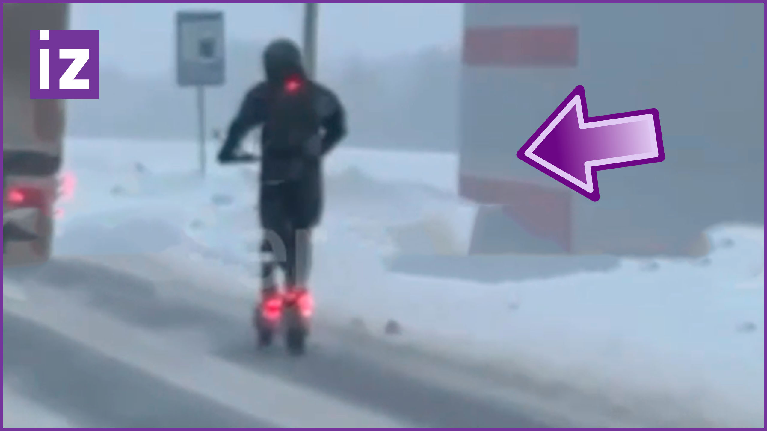 Бесстрашный самокатчик мчит по зимней дороге в Москве / Известия