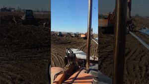 Экскаватор погрузчик заселив болоте и вытаскивает сам себя