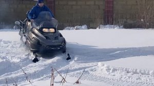 Езжу в огороде на BRP снегоходе