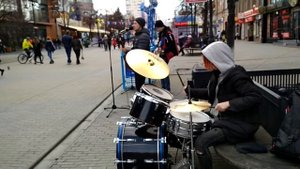 Уличные музыканты на Арбате в Челябинске и юная барабанщица