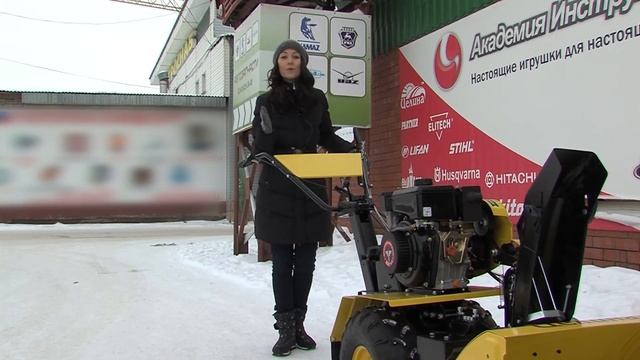 Чем лучше убирать снег на участке? смотреть онлайн