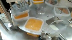 фасовка топлёного масла в квадратное ведро с Этикетировкой