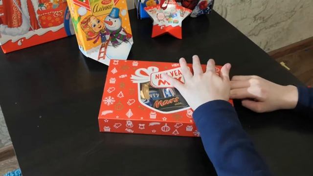 Новогодний обжор наборов конфет смотреть онлайн