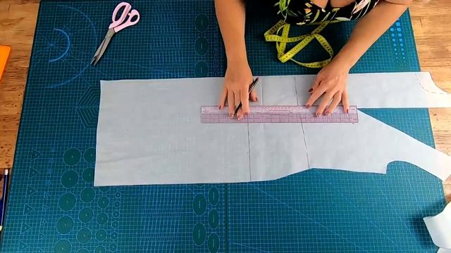 Модный джинсовый сарафан. Моделирование и раскрой очень интересного сарафана.mp4 смотреть онлайн