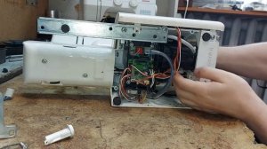 Швейная машинка не работает, свет горит а не крутится, смотри как починить