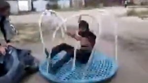 Карусель раскручивают мотоциклом