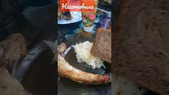 Свинные рёбрышки да с квашеной капусточкой.