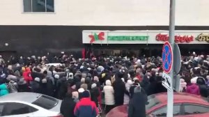 Давка в Карусели при  распродаже. Закрытие сети магазинов Карусель