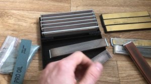 Алмазы на медно-оловянной связке и гальванической. А также, карбид кремния и оксид алюминия.