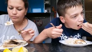 ВЛОГ СПЛЮ на ХОДУ/МУКБАНГ ЗАПЕЧЁННАЯ РЫБА СИБАС