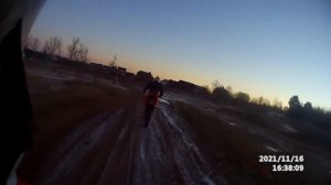 На кроссовой трассе опробовала КТМ 250, и встретила Ямаху. Видеорегистратор с урока мотокросса.
