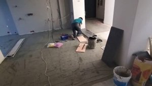 Укладка плитки керамогранит 45×90 см при помощи системы выравнивания плитки . 1 ч .