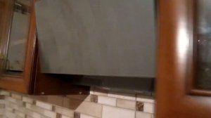 Установка наклонной вытяжки, решение проблемы с газовой трубой