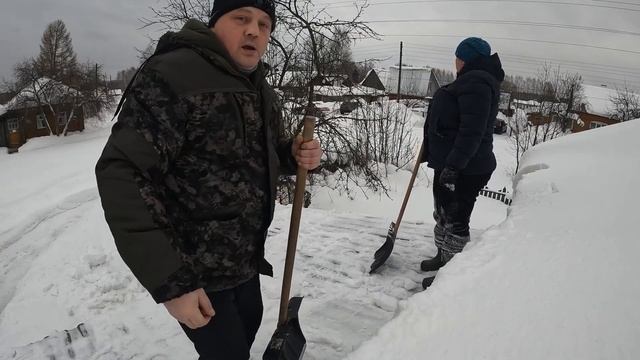 Жизнь в деревне.Уборка снега с крыши. смотреть онлайн
