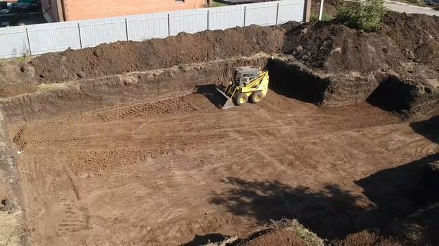 РАБОТА БОБКЭТ. КОТЛОВАН ДЛЯ ЦОКОЛЬНОГО ЭТАЖА. смотреть онлайн