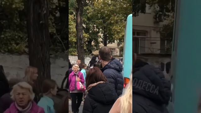 В Одессе люди не дают забрать мужчину в военкомат 1 смотреть онлайн