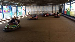 парк аттракционов катаемся на каруселях видео для детей