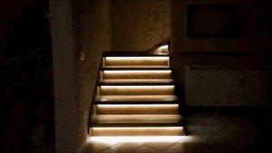 Светодиодная интеллектуальная подсветка лестниц