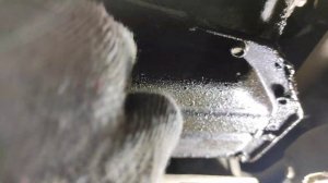 Течёт оригинальный масляный фильтр на Хёндай Солярис 1.4 осмотр ходовой и выхлопной системы