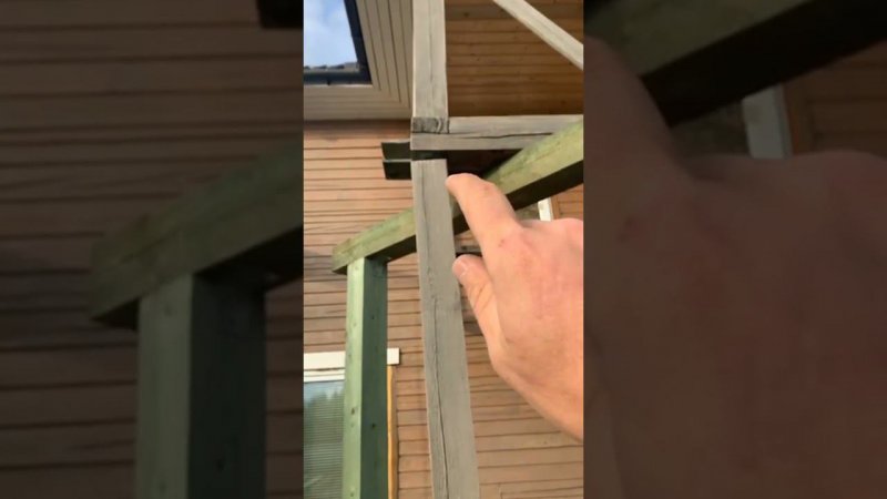 Покосились столбы из за усадки дома. Неправильный монтаж домкратов на деревянных столбах