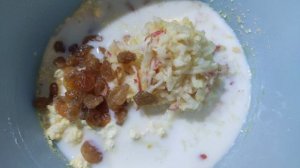 Творожные оладьи с яблоком и изюмом