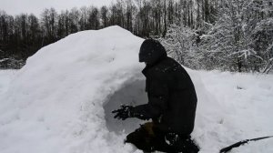 Построил Домик из снега. Снежная  пещера. Иглу . Зимнее укрытие из снега для ВЫЖИВАНИЯ .