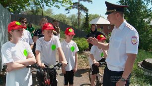 "Безопасное колесо": бийские школьники показали навыки фигурного вождения на велосипеде