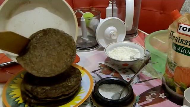 Печеночный торт  "День - Ночь". Рецептик прост, а тортик вкусный.