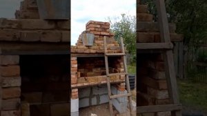 Бюджетный Мангал с дымоходом своими руками из старого кирпича.(мобильная видеоверсия)