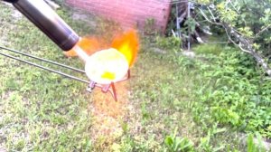 Покрываю керамический тигель бурой.