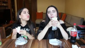 MUKBANG С AYKA EMILLY/ ШАУРМА НОМЕР 1