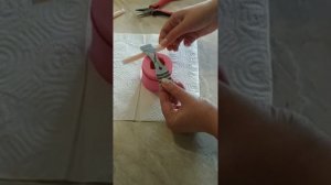 Как закрепить фитиль в держателе у основания свечи.