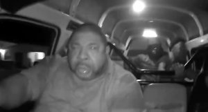 Попытались ограбить водителя, а потом умоляли выпустить их из автобуса