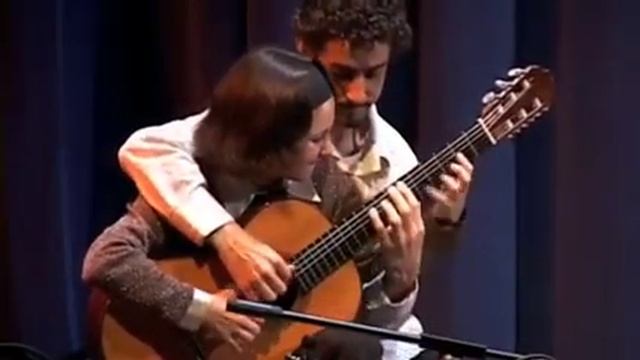 Красивая пара играет одной гитаре смотреть онлайн