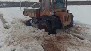 Уаз патриот и Т 16 по весеннему полю .