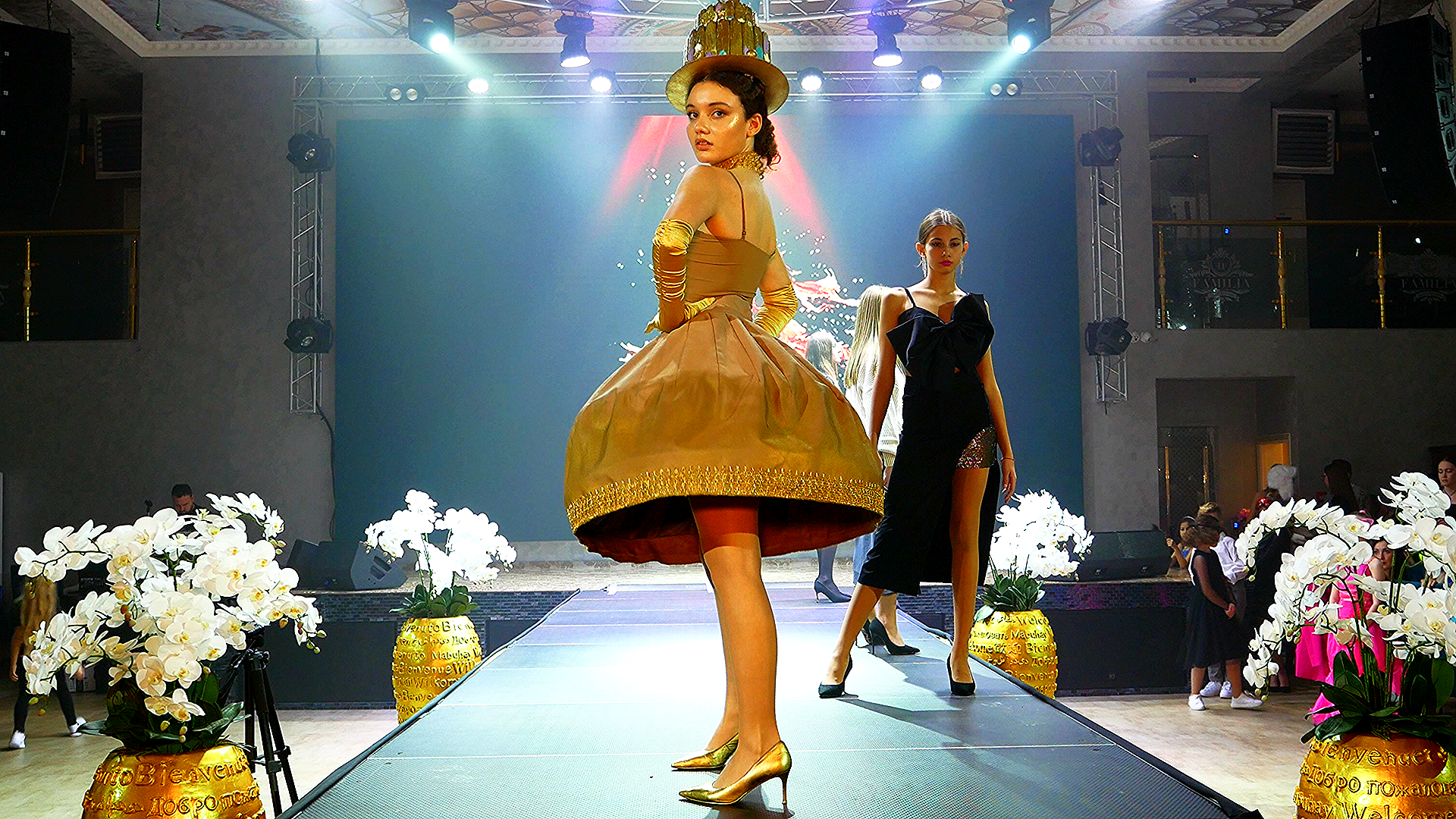 ФАБЕРЖЕ FASHION SHOW OF YOUNG GIRLS MODELS  . ДЕФИЛЕ ЮНЫХ ДЕВУШЕК МОДЕЛЕЙ FABERGE