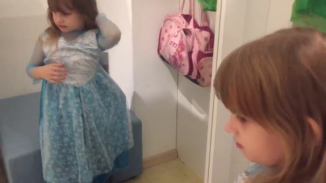 Анна меряет платье Эльзы 15 ноября 2017 г. смотреть онлайн