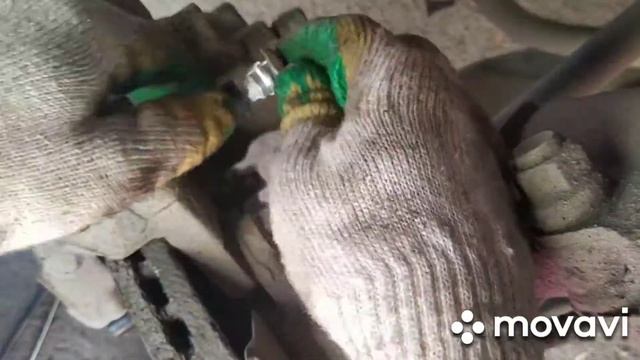 Гремят суппорта. Тойота Аурис. Ремонт суппортов. Смазать направляющие суппортов.