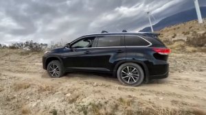 Can Toyota Highlander climb the same hill as the Jeep Rubicon?