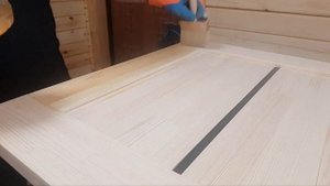 Покраска двери из массива маслом.