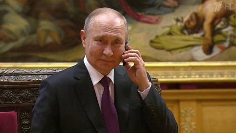 Владимир Путин позвонил девочке, чья мечта исполнилась благодаря акции "Елка желаний"