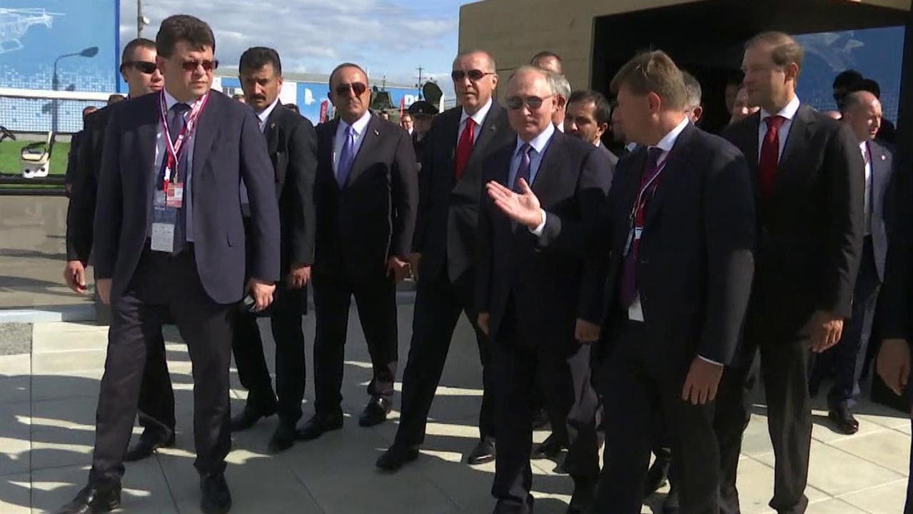 Президенты России и Турции осмотрели новейшие разработки на авиакосмическом салоне МАКС