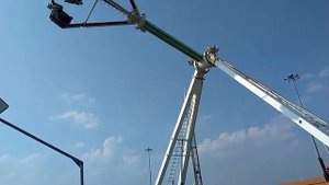 Юляшка на атракционе около Парк Хауса