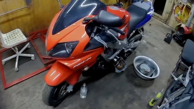 Honda CBR F4i Замена прокладки крышки генератора.Переборка левого пульта.Переборка тормозной машинк смотреть онлайн