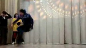 Танцует Лезгинку в школе!