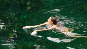 Бесплатные модели прыгают на зиплайне в деревне майя Тулум