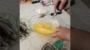 Мойва в кляре . Вкусная рыбка в пышном и нежном кляре .