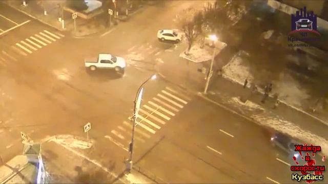 2.11.2016 Автомобиль едва не врезался в толпу пешеходов смотреть онлайн