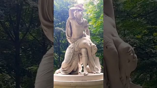 Польша Варшава статуи в королевском парке Лазенки.Poland Warsaw statues in Lazienki royal park.